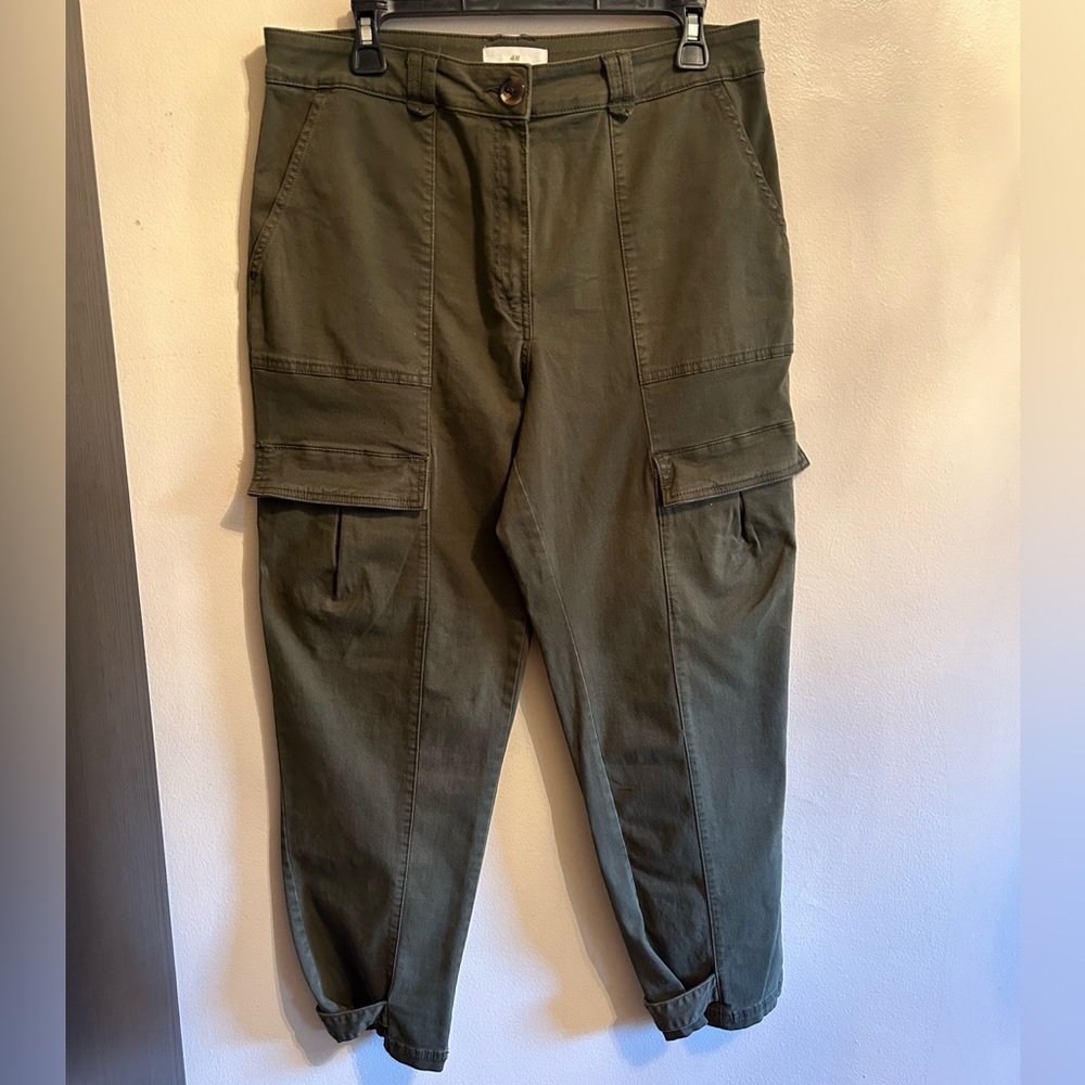 EUC H&M Women’s Green Cargo Pants - Size 10